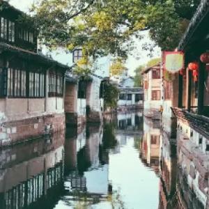 上学时我们班几个女同学，觉得哪个最漂亮，哪个最丑？游戏画面